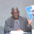 Card. Turkson et "Laudato si' Reader", capture @ Vatican Media