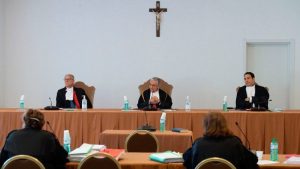 Procès dans une salle des Musées du Vatican, 7 juin 2021 © Vatican Media