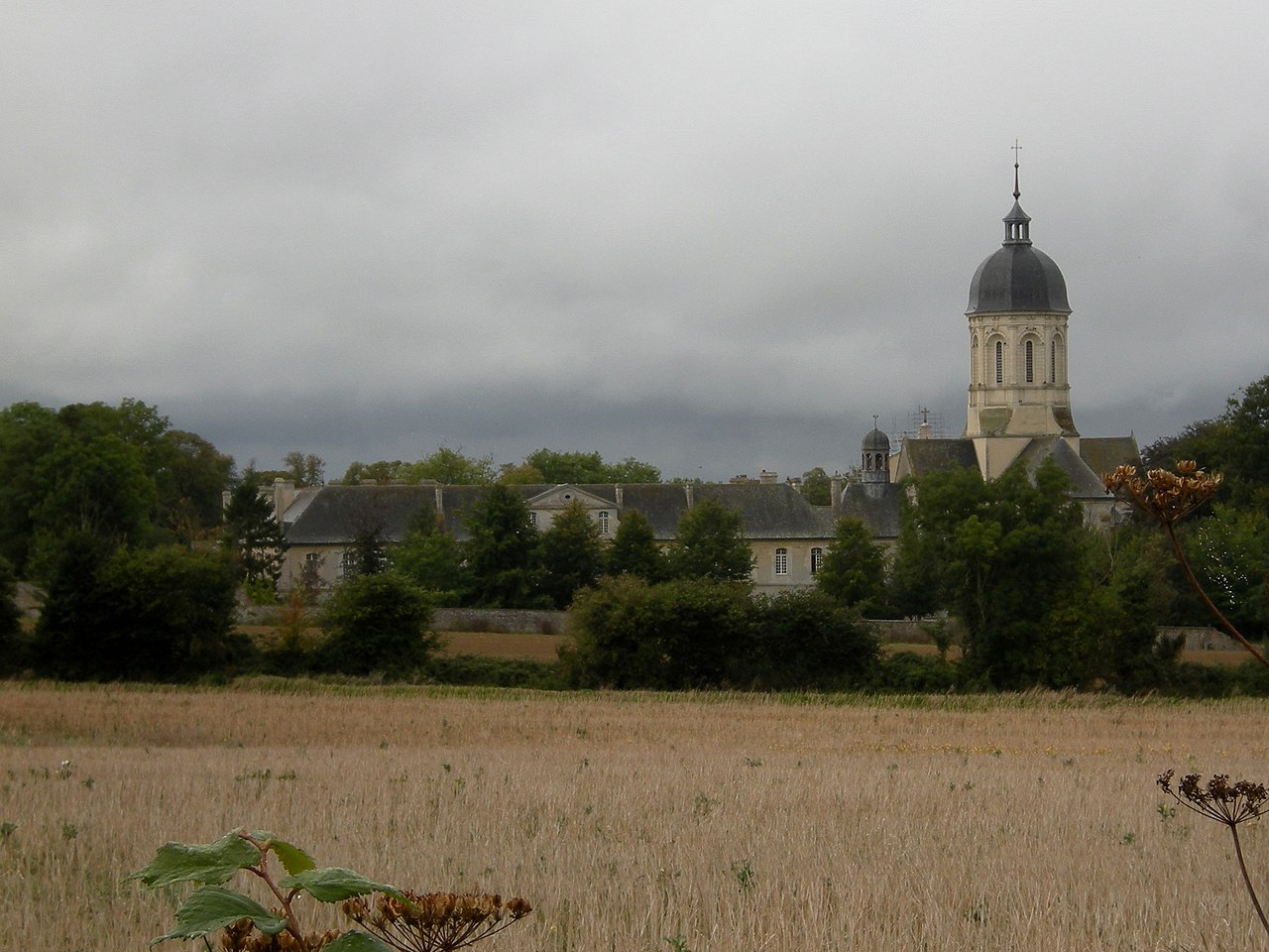 Abbaye de Mondaye (Normandie) © wikimedia commons / NemesisIII