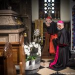 Le card. Parolin prie avec Mgr Ravel au tombeau de sainte Odile © C. Truong-Ngoc-AMI/diocèse de Strasbourg