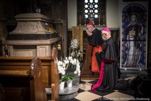 Le card. Parolin prie avec Mgr Ravel au tombeau de sainte Odile © C. Truong-Ngoc-AMI/diocèse de Strasbourg
