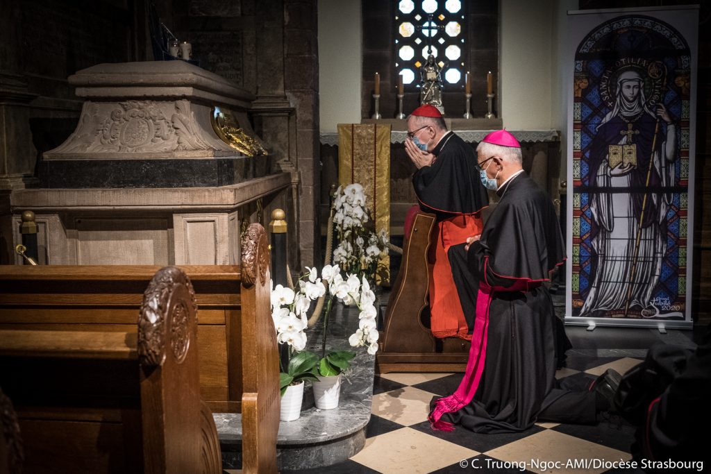 Le card. Parolin prie avec Mgr Ravel au tombeau de sainte Odile © C. Truong-Ngoc-AMI/diocèse de Strasbourg