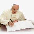 Le pape François signant un document © Vatican Media