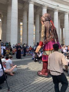 Accueil de la marionnette Amal pour les réfugiés © Zenit