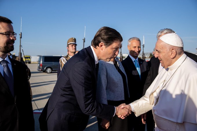 L'ambassadeur Edouard de Habsbourg-Lorraine accueille le pape François à Budapest © Twitter de @CatholicusLaic