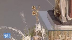 Rose d'or offerte à la Vierge de Sastin (Slovaquie)