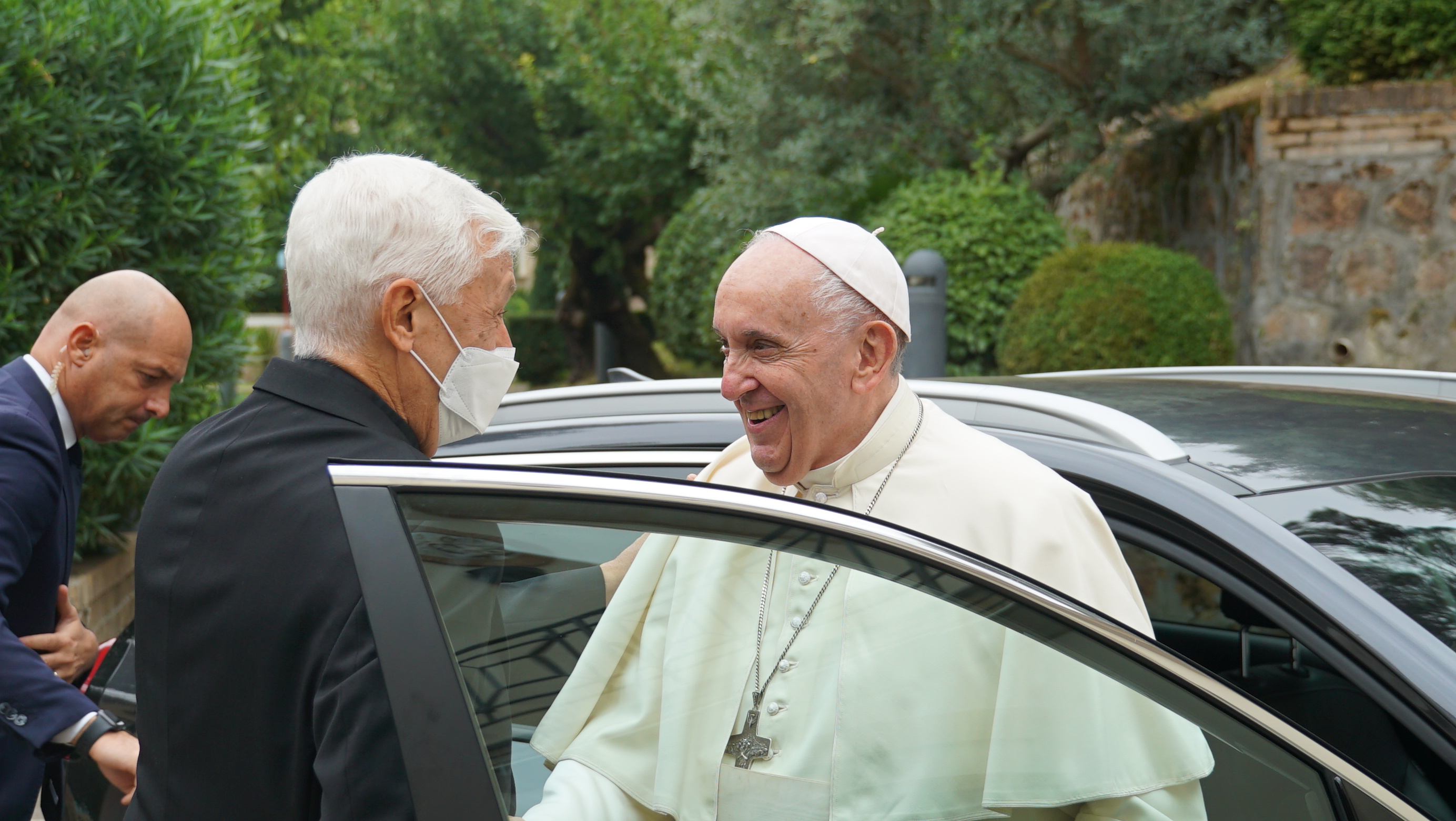 Le p. Arturo Sosa accueille le pape François © Twitter @JesuitsGlobal