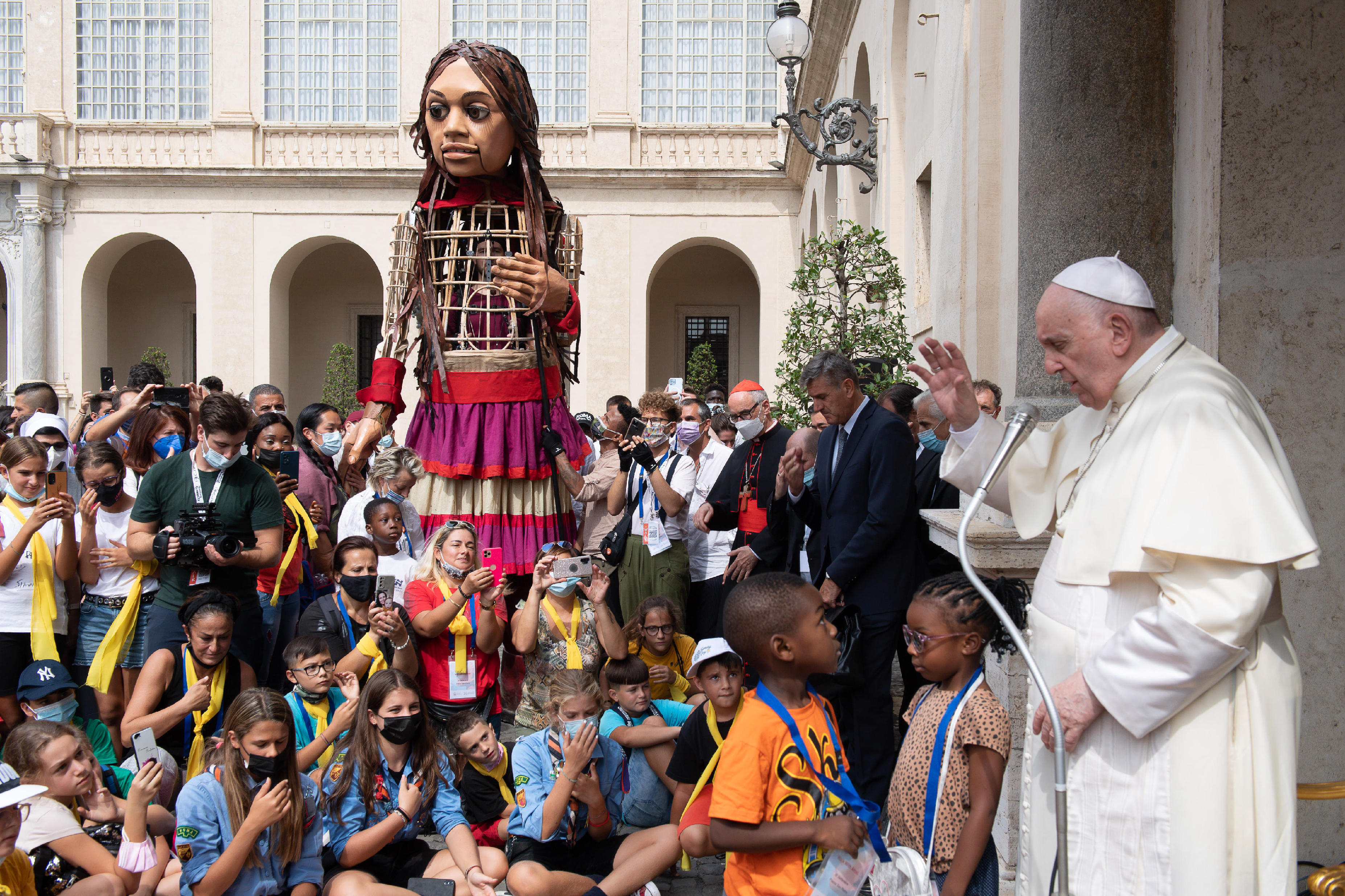 Accueil de la marionnette Amal pour les réfugiés © Vatican Media