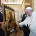 Patrick E. Kelly offre une icône de saint Joseph © Vatican Media