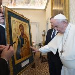 Patrick E. Kelly offre une icône de saint Joseph © Vatican Media