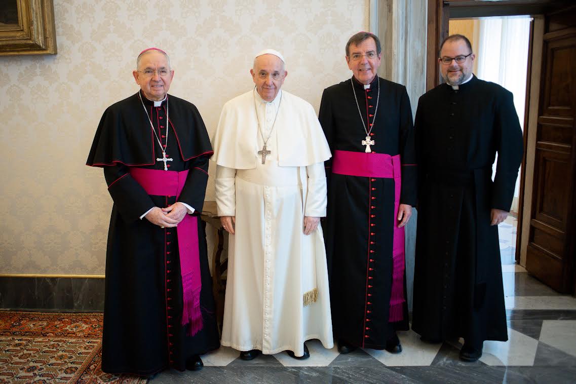 Mgr Gomez, Mgr Vigneron et le Rév. Fuller, USCCB © Vatican Media