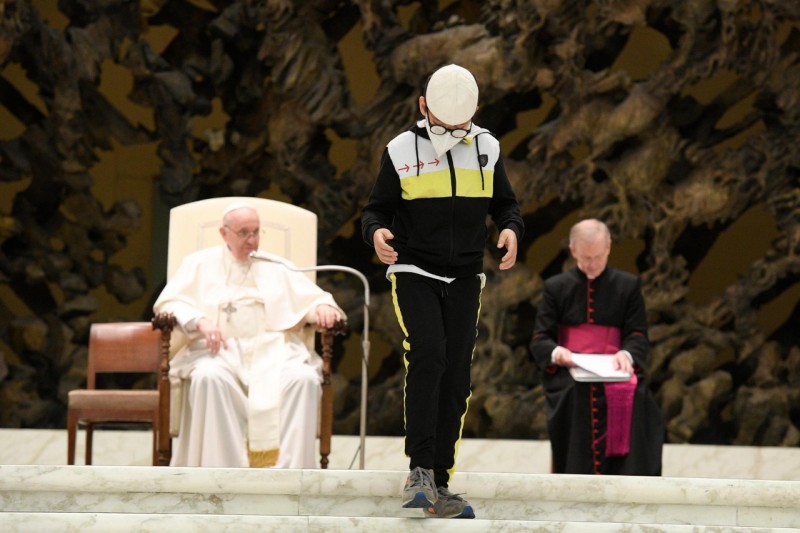 Un enfant s'invite à l'audience, 20 oct. 2021 © Vatican Media