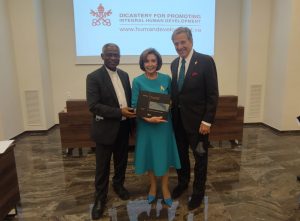 Card. Turkson, M. et Mme Pelosi © Twitter / @VaticanIHD