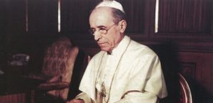 Pie XII écrit à la machine un message radio de Noël, pendant la Seconde Guerre mondiale © Librairie éditrice du Vatican