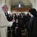 Visite aux clarisses d'Assise © Vatican Media