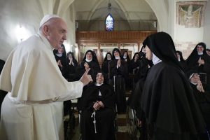 Visite aux clarisses d'Assise © Vatican Media