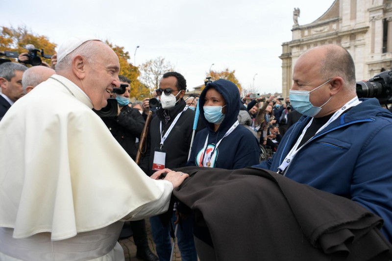Jennifer (au centre) © Vatican Media
