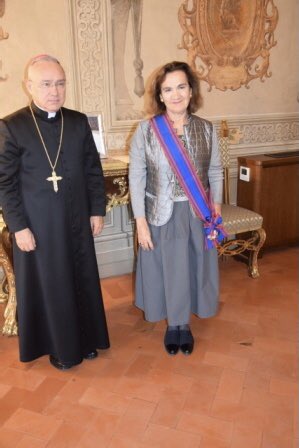 Mme Elisabeth Beton Delègue décorée par Mgr Edgar Peña Parra© Ambassade de France près le Saint-Siège