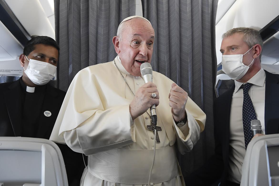 Conférence de presse dans l'avion Athènes-Rome, 6 déc. 2021 © Vatican Media