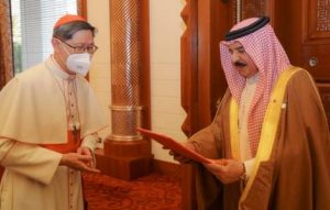Le card. Tagle remet une lettre du pape François au roi de Barheïn, 10 décembre 2021, © Page Facebook de Agenzia Fides