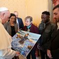 Le pape accueille des réfugiés de Chypre, un cadeau d'anniversaire © Vatican Media