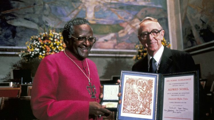 L'archevêque anglican Desmond Tutu reçoit le Nobel de la paix © Vatican News