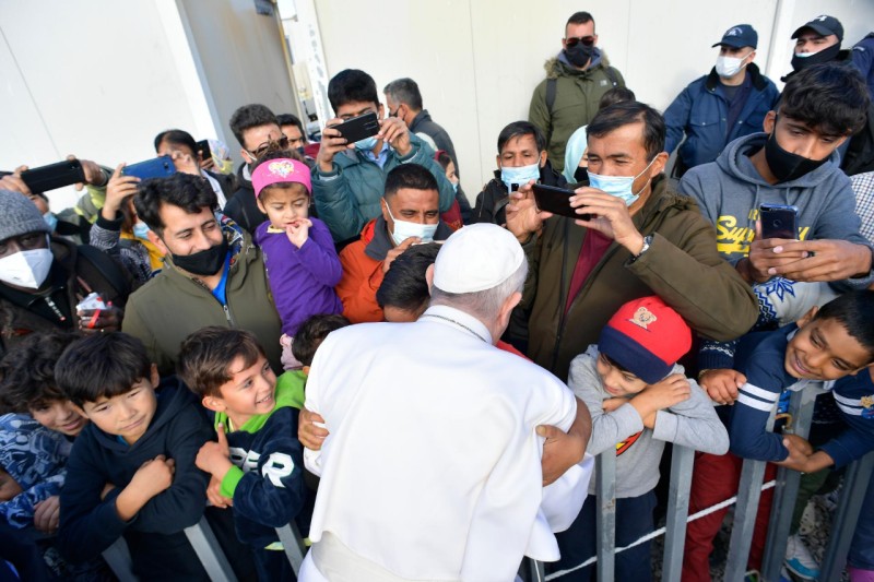 Le petit Mustafa, d'Afghanistant, se jette dans els bras du pape François, Lesbos © Vatican Media