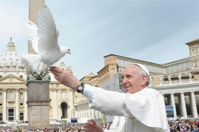 Le pape François libère une colombe © Vatican Media