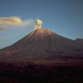 Le Semeru (Indonésie) en 1985, Wikimedia © Thomas J. Casadevall