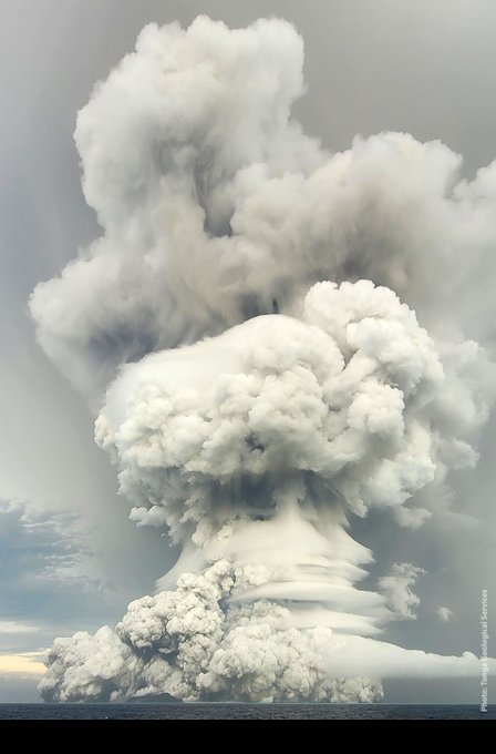 Eruption du volcan Hung Ha'apai© Taaniela Kula/ TGS / @Meteouragans