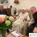 Le pape émérite Benoît XVI avec Mgr Gänswein et le p. Lombardi © Fondation Joseph Ratzinger-Benoît XVI
