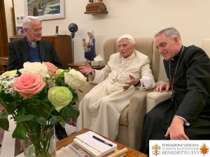 Le pape émérite Benoît XVI avec Mgr Gänswein et le p. Lombardi © Fondation Joseph Ratzinger-Benoît XVI