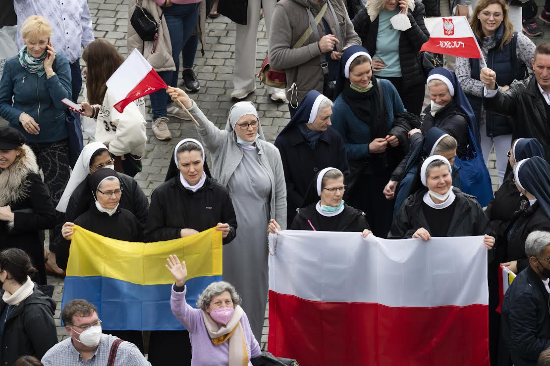 Drapeaux de l'Ukraine et de la Pologne, angélus, 20 février 2022 © Vatican Media