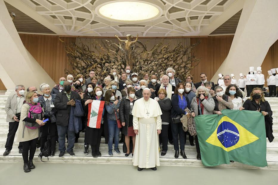 Drapeaux brésilien et libanais, audience du 23 mars 2022 © Vatican Media