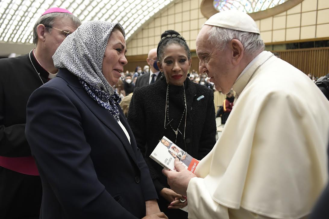 Mme Mme Latifa Ibn Ziaten, 2 mars 2022, on aperçoit Mgr Dominique Blanchet (Créteil) © Vatican Media