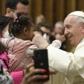 Enfant, bénédiction, audience, 2 mars 2022 © Vatican Media