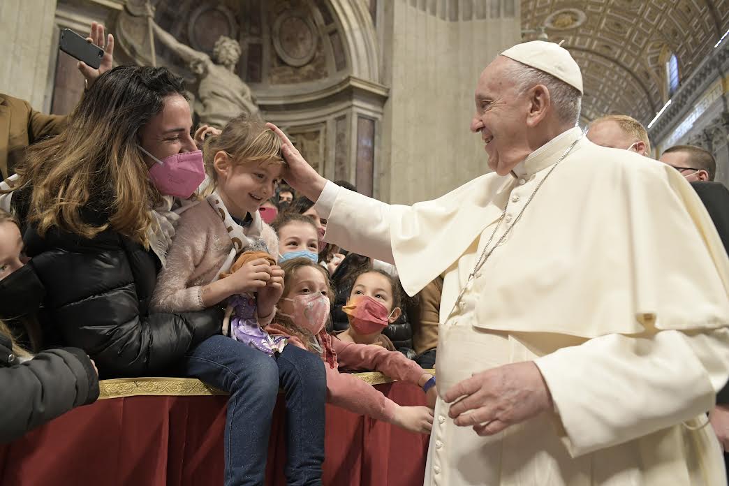 Enfant, audience dans la basilique, 16 mars 2022 © Vatican Media