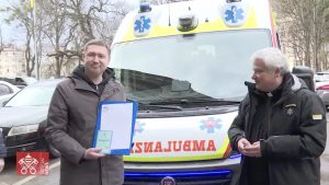 L'ambulance offerte par le pape François arrive à Lviv (Ukraine) © capture de Zenit / AS/ Vatican Media