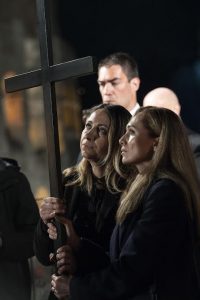 Irina, infirmière à Rome (Ukraine) et Albina, élève infirmière (Russie) portent la croix ensemble au Colisée Vendredi Saint, 15 avril 2022 © Vatican Media