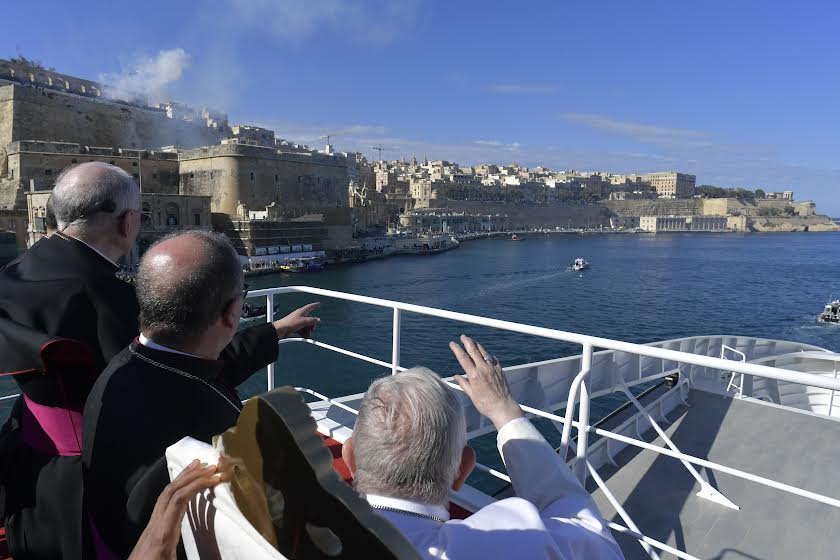Traversée Malte, La Valette - Gozo, Mgarr ac v. le card. Grech et Mgr Scicluna © Vatican Media