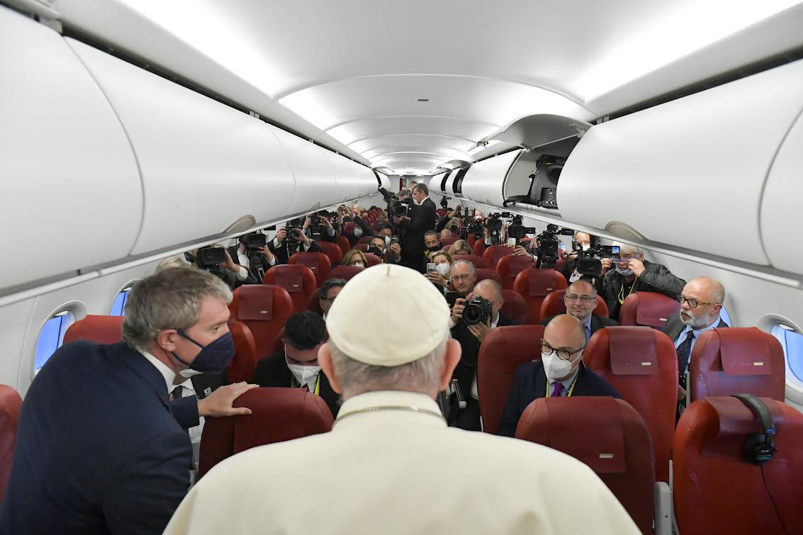Conférence de presse dans l'avion Malte-Rome, 3 avr. 2022 © Vatican Media