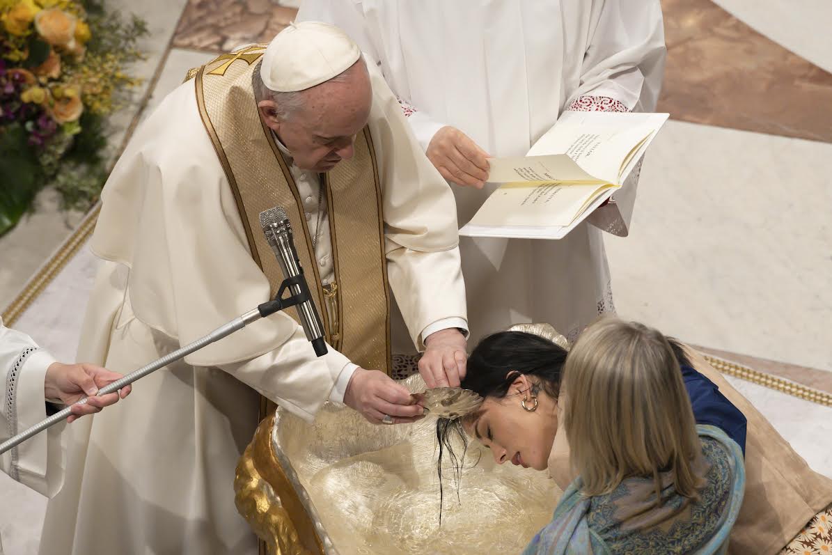 Baptême de Taylor Pescante (Etats-Unis), Veillée pascale, 16 avril 2022 © Vatican Media