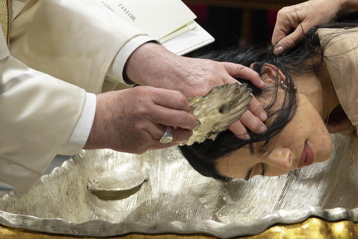 Baptême de Taylor Pescante (Etats-Unis), Veillée pascale, 16 avril 2022 © Vatican Media
