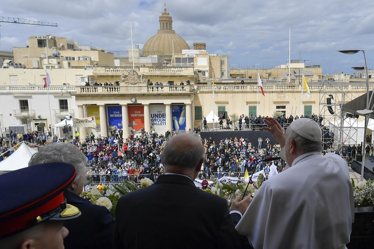 Le pape salue du balcon de la résidence présidentielle © Vatican Media