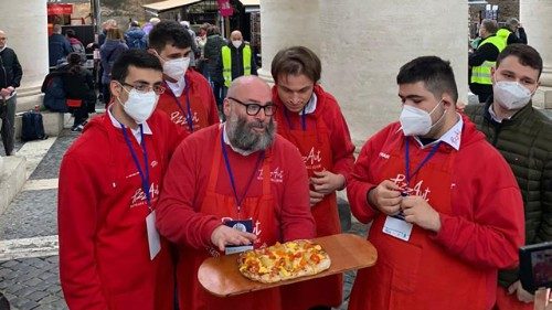 Nico Acampora, PizzaAut, par les jeunes autistes, Pl. Saint-Pierre, 1er avr. 2022 © Vatican Media