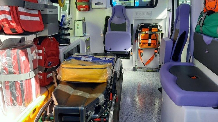 Intérieur de l'ambulance emmenée par le card. Krajewski à Kiev (Ukraine), le 10 avril 2022 © Vatican News