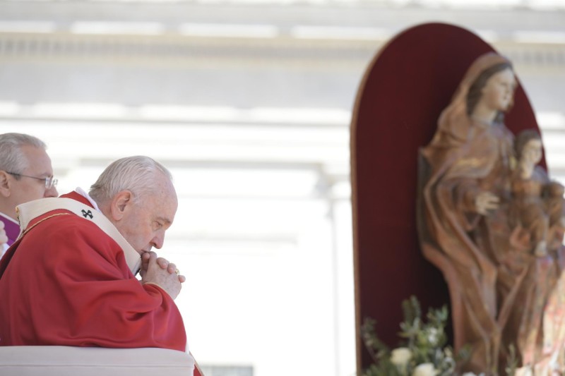 10 avril 2022, Messe des Rameaux, le pape en prière © Vatican Media
