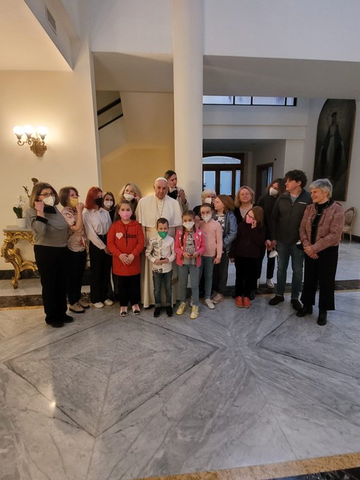 Des réfugiés d'Ukraine rencontrent le pape François, 2 avril 2022 © Aumônerie apostolique