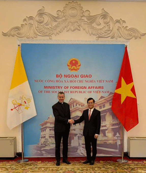 M. Vu Chiên Thang et Mgr Mirosław Wachowski, Hanoi, 21 avril 2022 © Secrétairerie d'Etat / @TerzaLoggia
