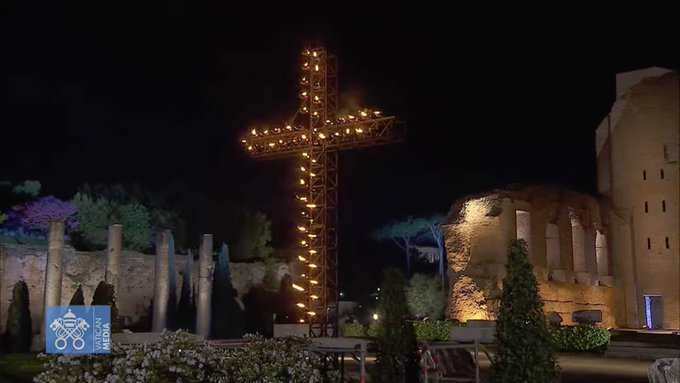 Croix lumineuse, Chemin de croix du Colisée, 15 avril 2022 © capture de Zenit /AB / VM